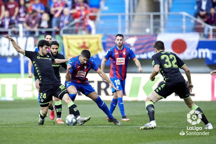 Carles Aleñá en una acción del partido.