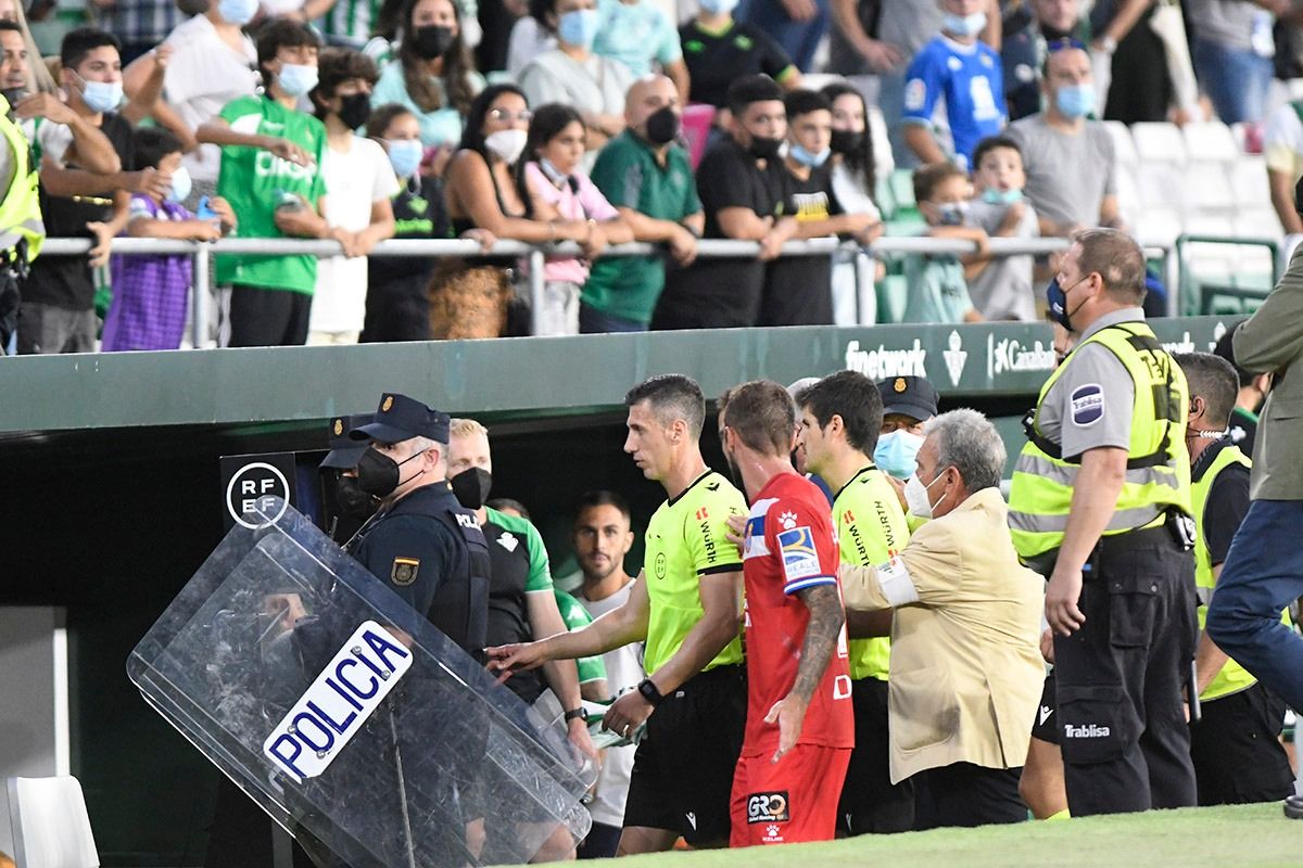  El árbitro Soto Grado abandona el césped tras el Betis-Espanyol
