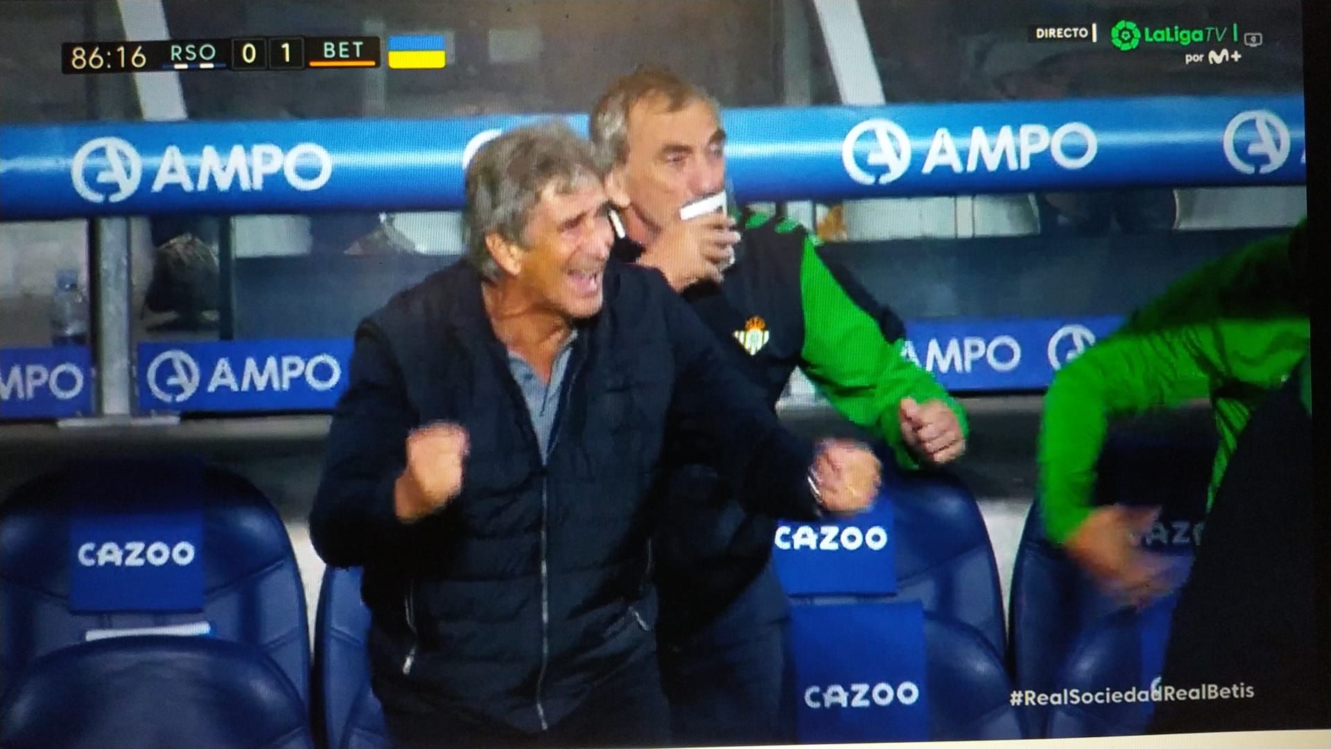  El beso de Cousillas a La Macarena tras el primer gol del Betis.