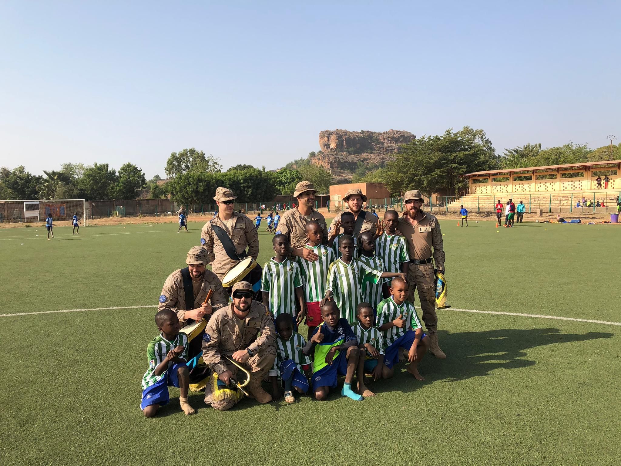  El Betis estuvo presente en Mali con la legión (Fotos: ElDesmarque).