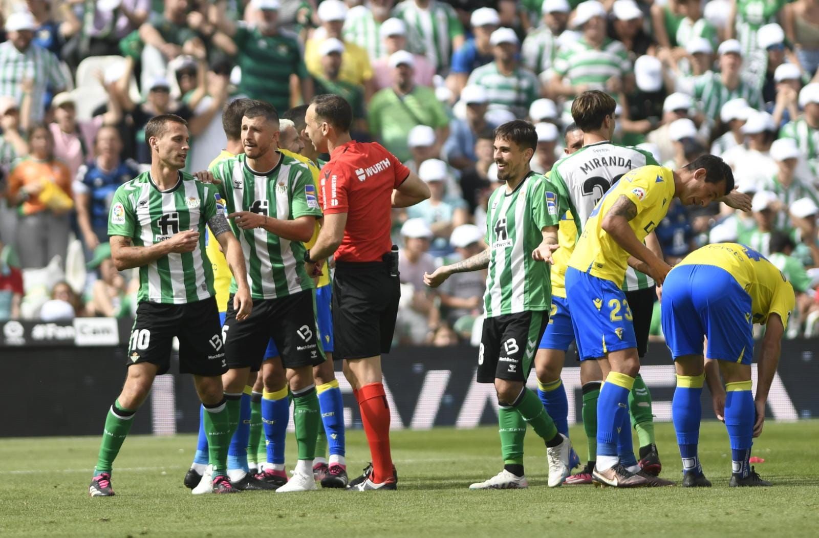  El momento de la expulsión a Canales.