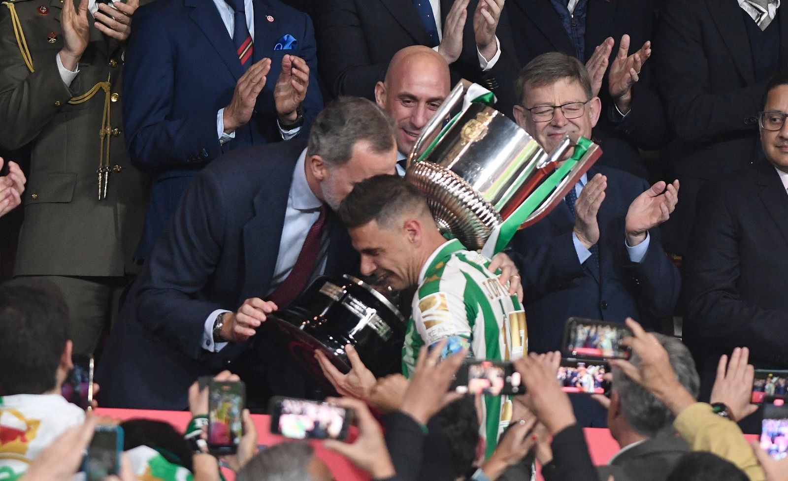 El Rey Felipe VI entregando la Copa a Joaquín