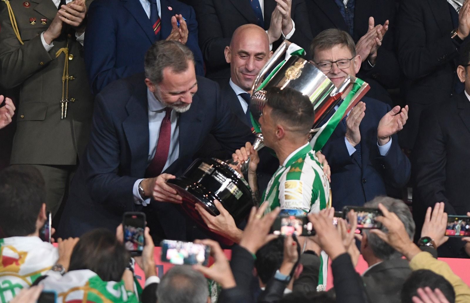 El Rey Felipe VI entregando la Copa a Joaquín