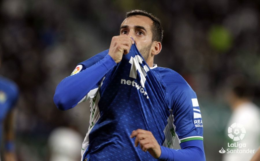  Juanmi celebra su gol en el Elche - Betis.