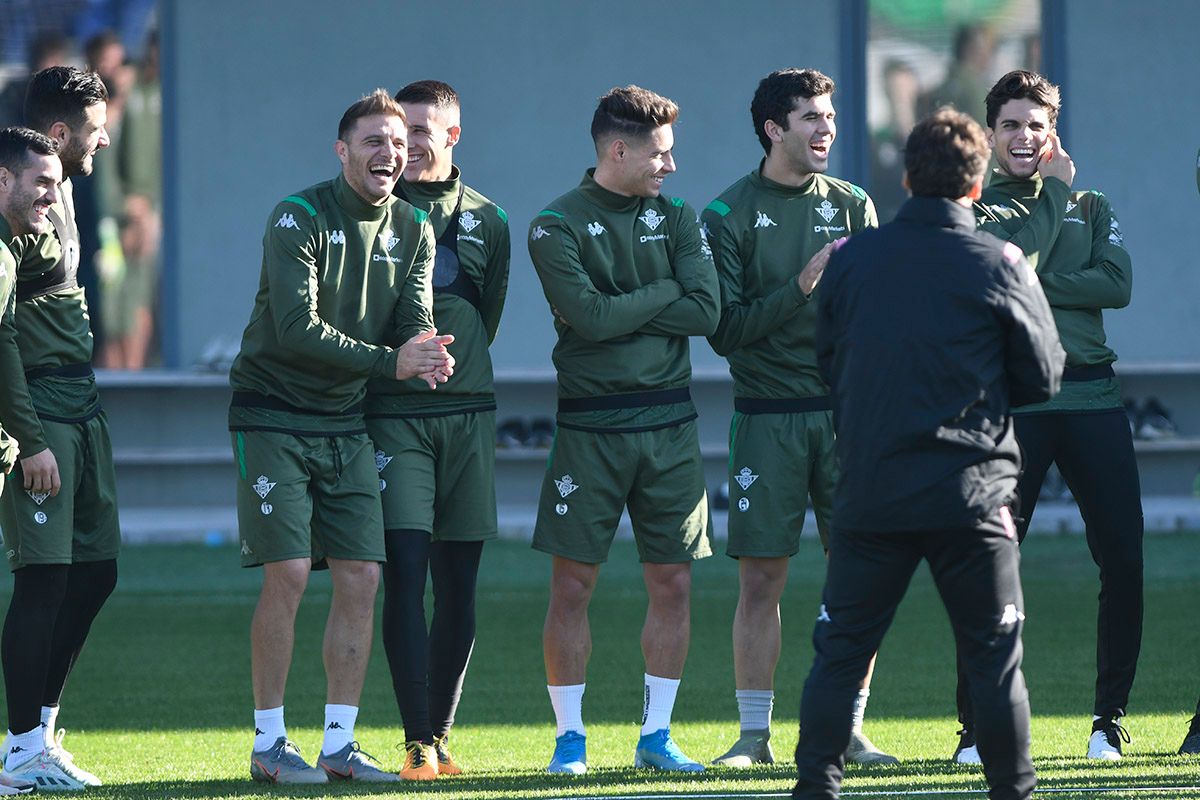  Joaquín, Tello, Álex Moreno, Carles Aleñá y Marc Bartra se ríen durante la charla de Rubi durante un entrenamiento del Betis.