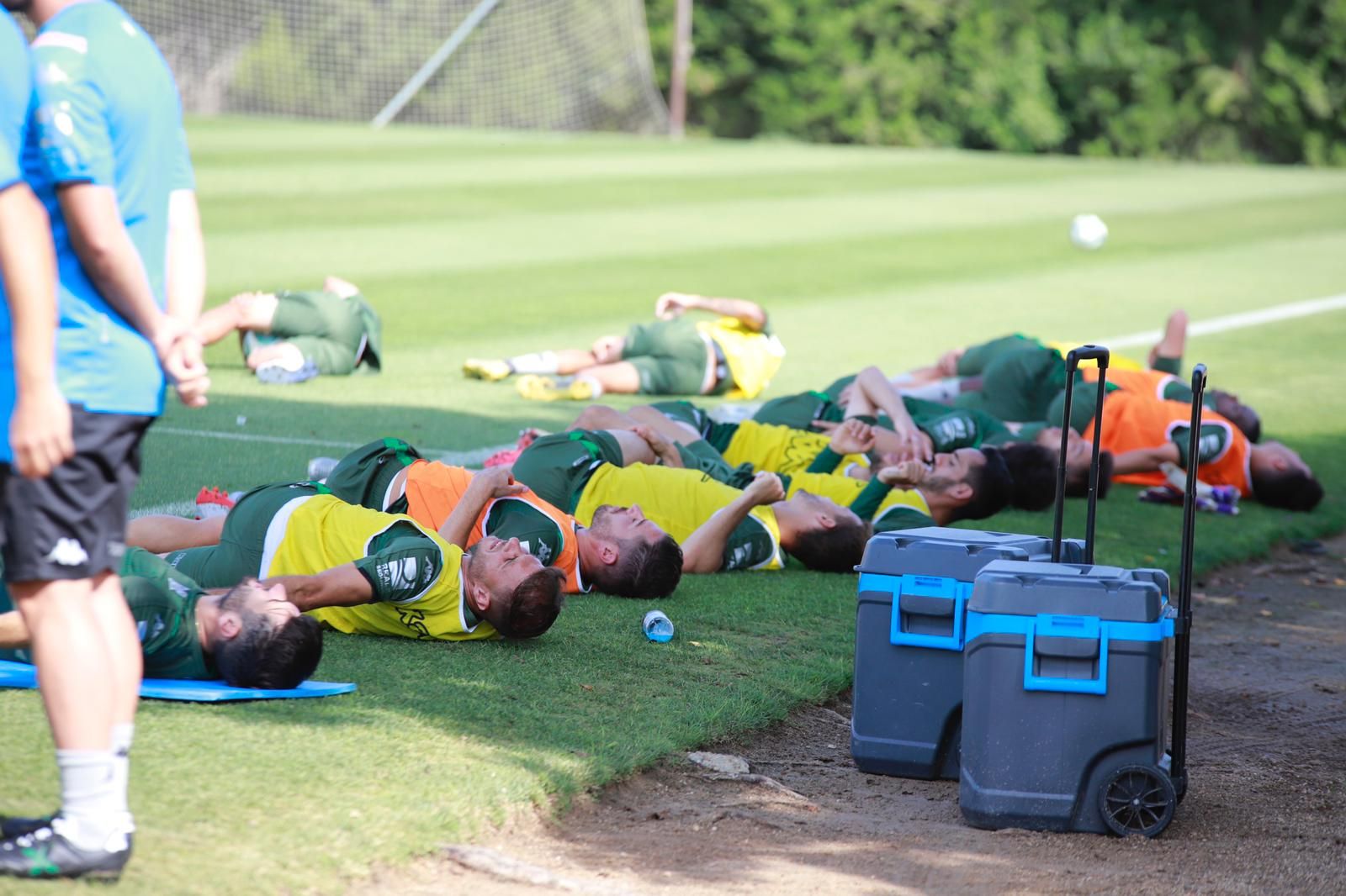  Varios jugadores del Betis, durante un entrenamiento en Montecastillo.