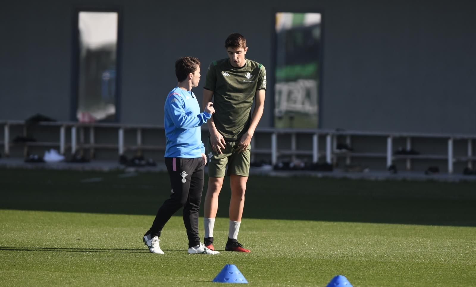 Rubi charla con Edgar en un entrenamiento de esta semana.