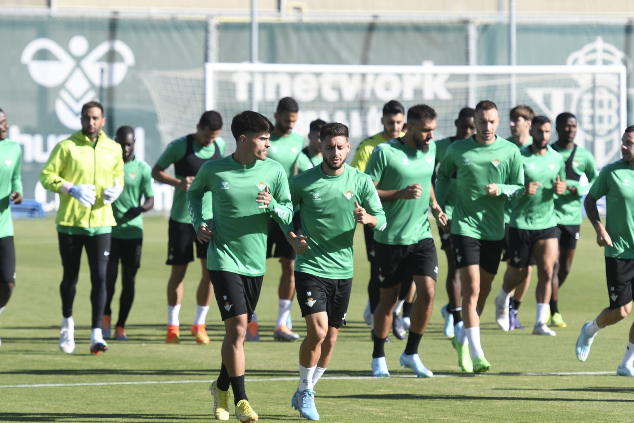  Los jugadores del Betis, durante un entrenamiento .