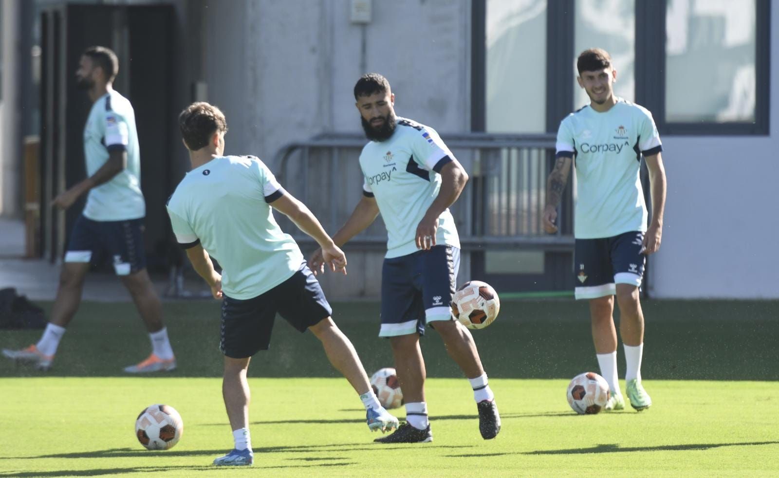  Fekir, en un entrenamiento con el Betis.