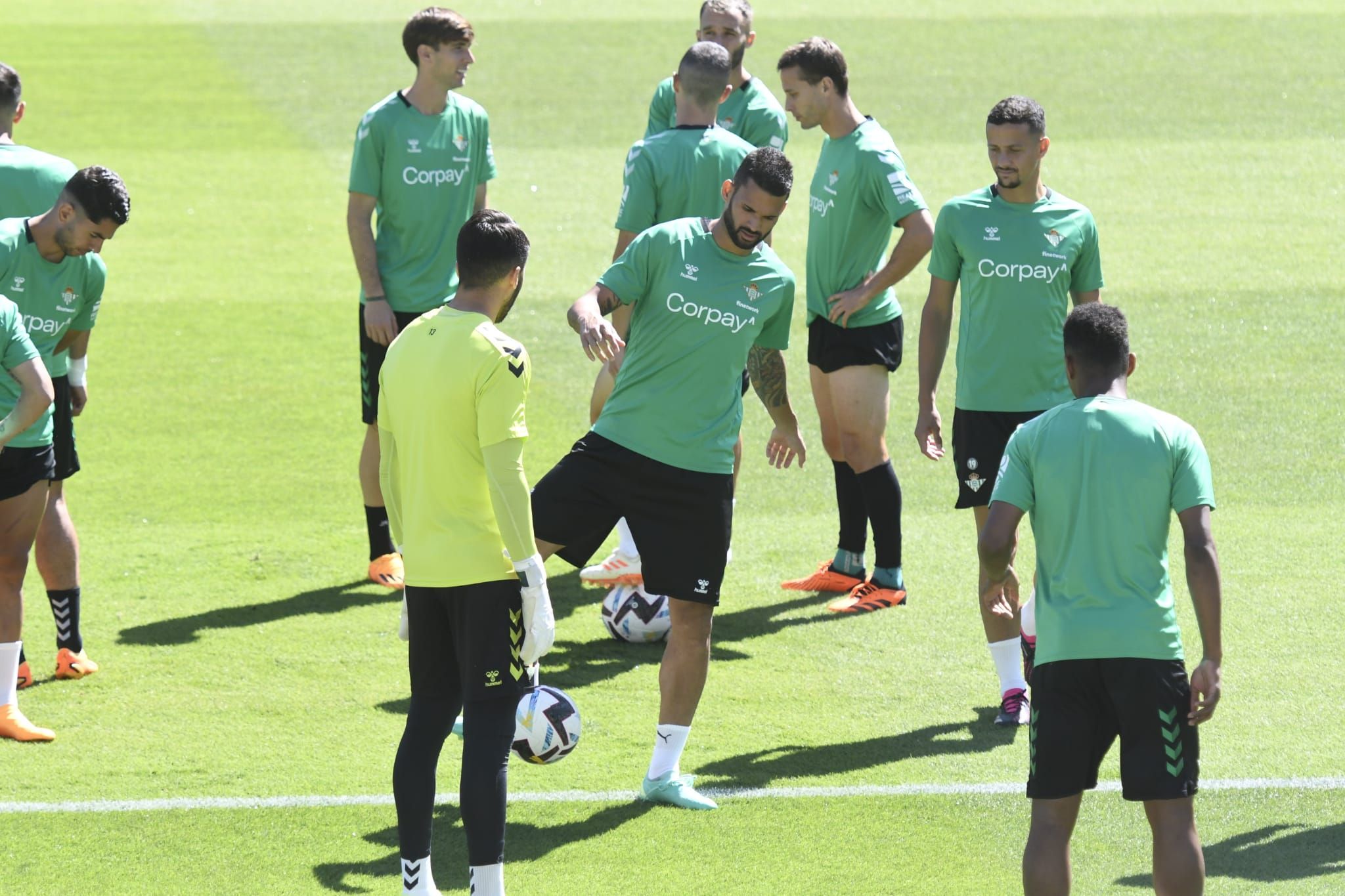  Los futbolistas del Real Betis en el último entrenamiento (foto: Kiko Hurtado).