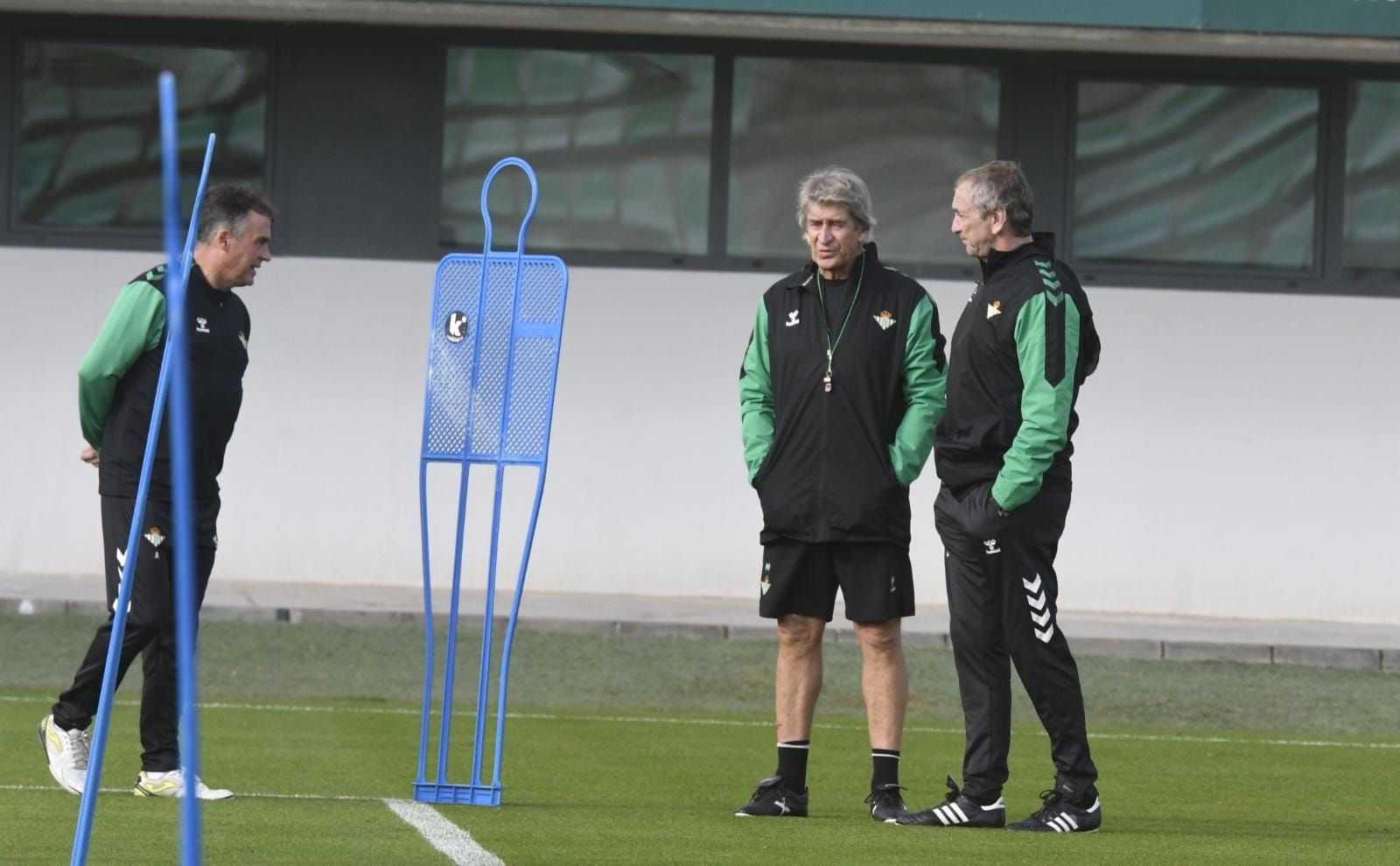  Alexis, Pellegrini y Cousillas, en el entrenamiento del Betis.