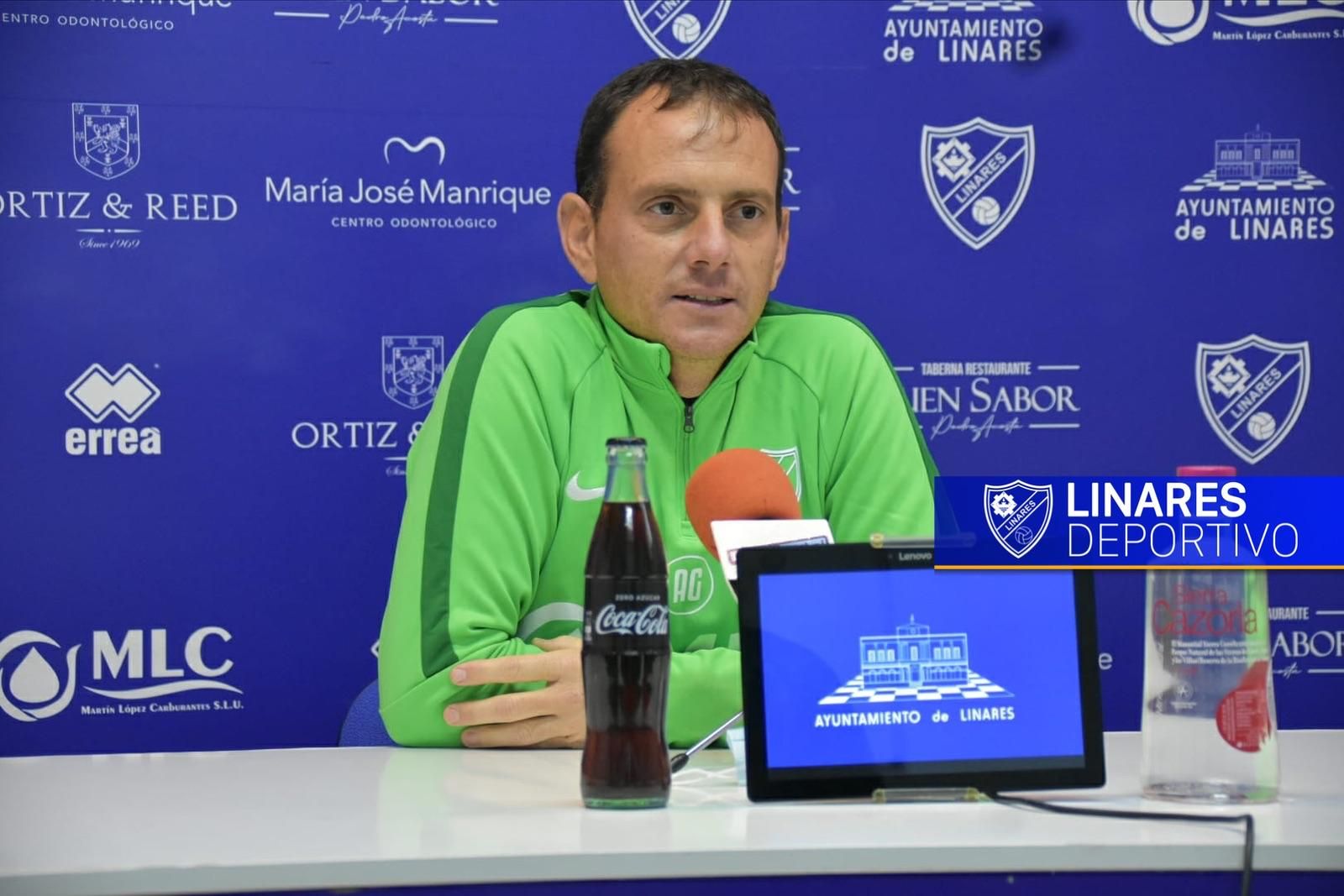  Alberto González, entrenador del Linares Deportivo.
