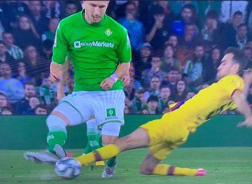 Entrada de Busquets al tobillo de Guido Rodríguez en el Betis - Barça.