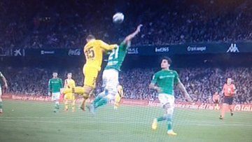 Claro empujón de Guido Rodríguez a Lenglet en el 2-3.