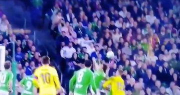 Agarrón que reclamó Bartra en el gol.