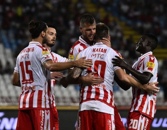  Los jugadores del Estrella Roja celebran un gol.
