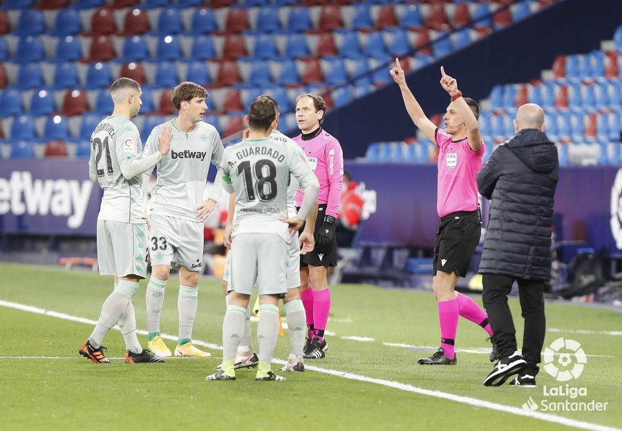  Estrada Fernández da validez al gol de Mandi en el Levante-Betis.