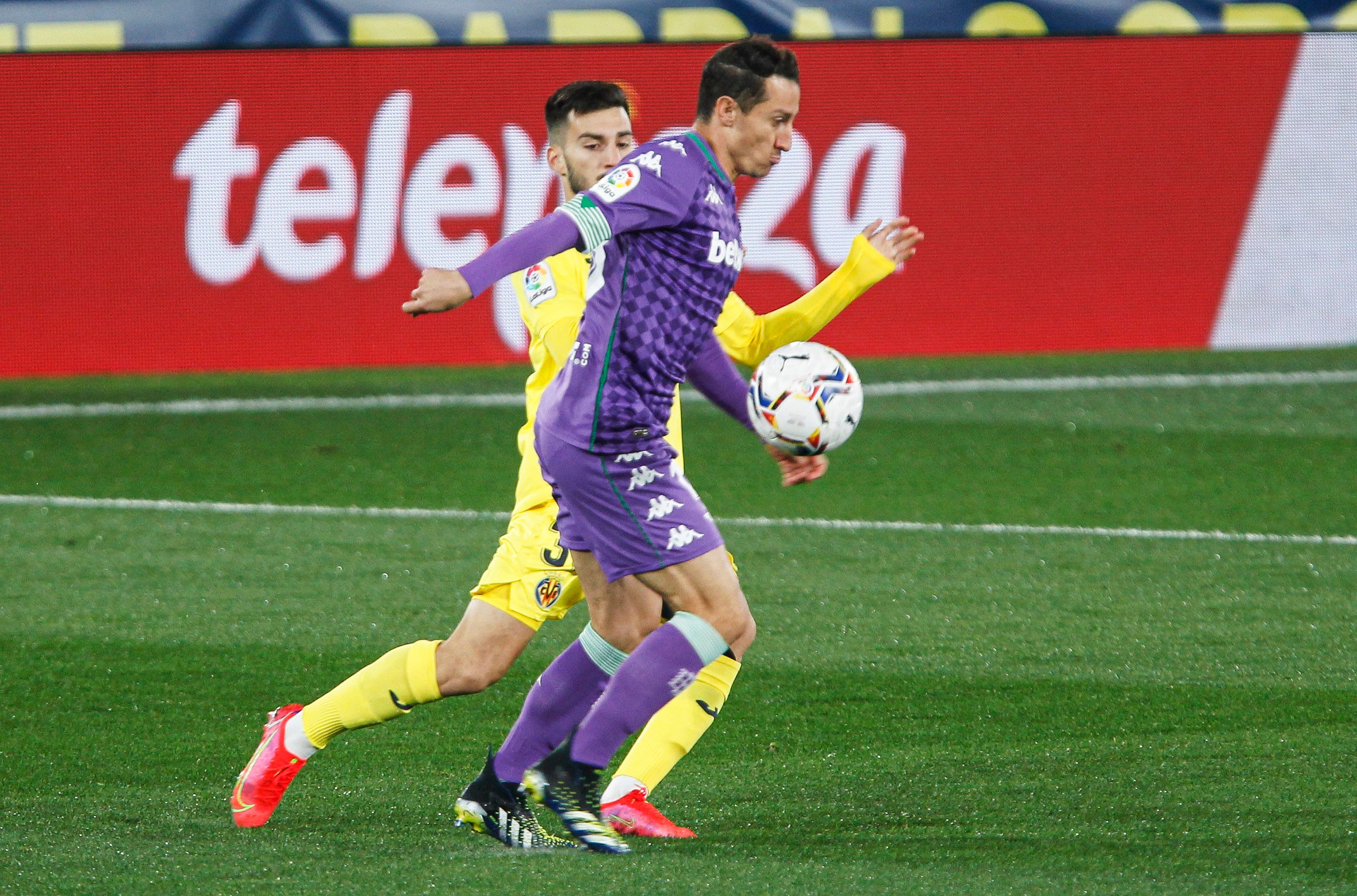 Andrés Guardado con la pelota.