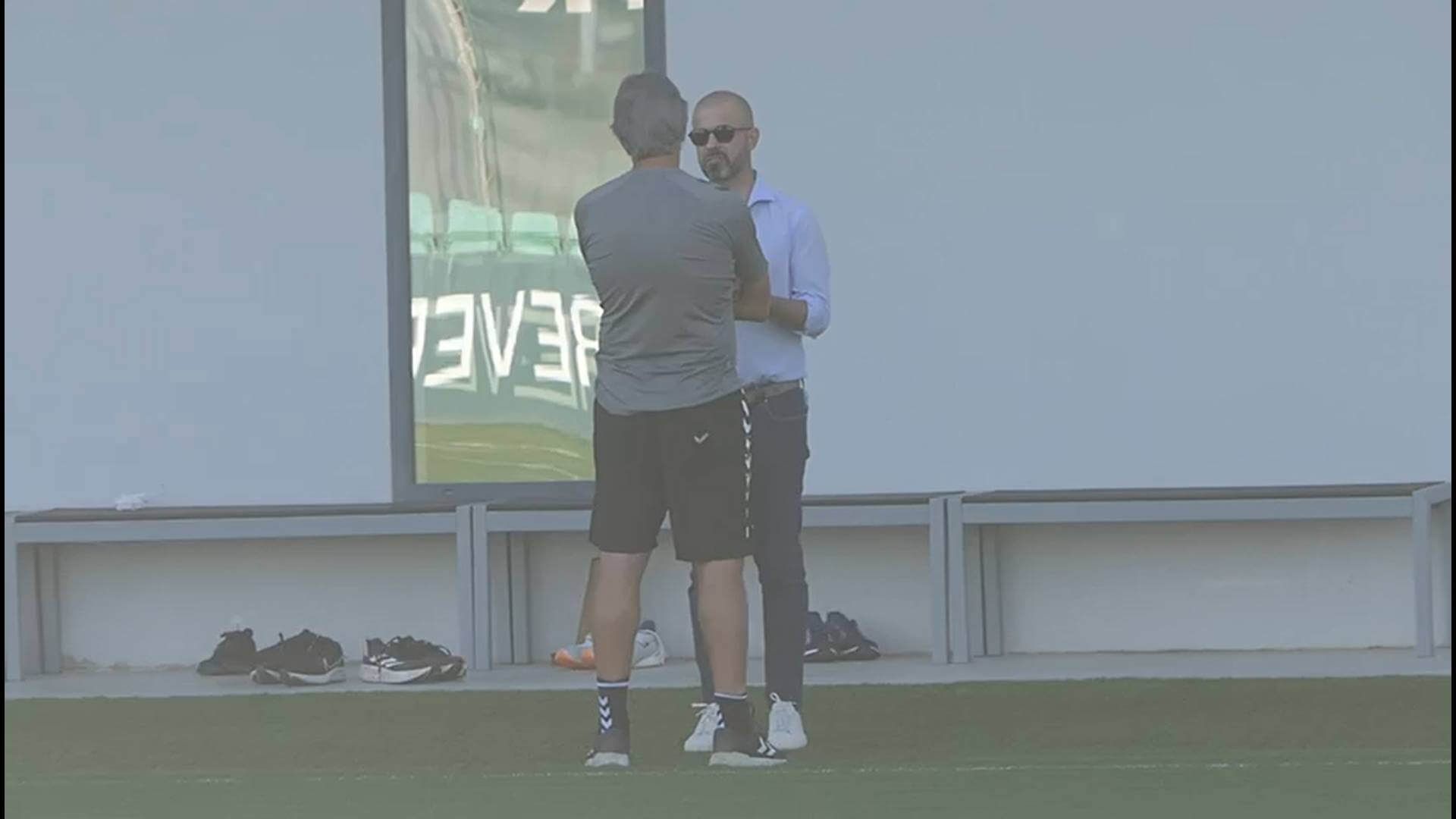  Fajardo habla con Pellegrini en un entrenamiento del Betis