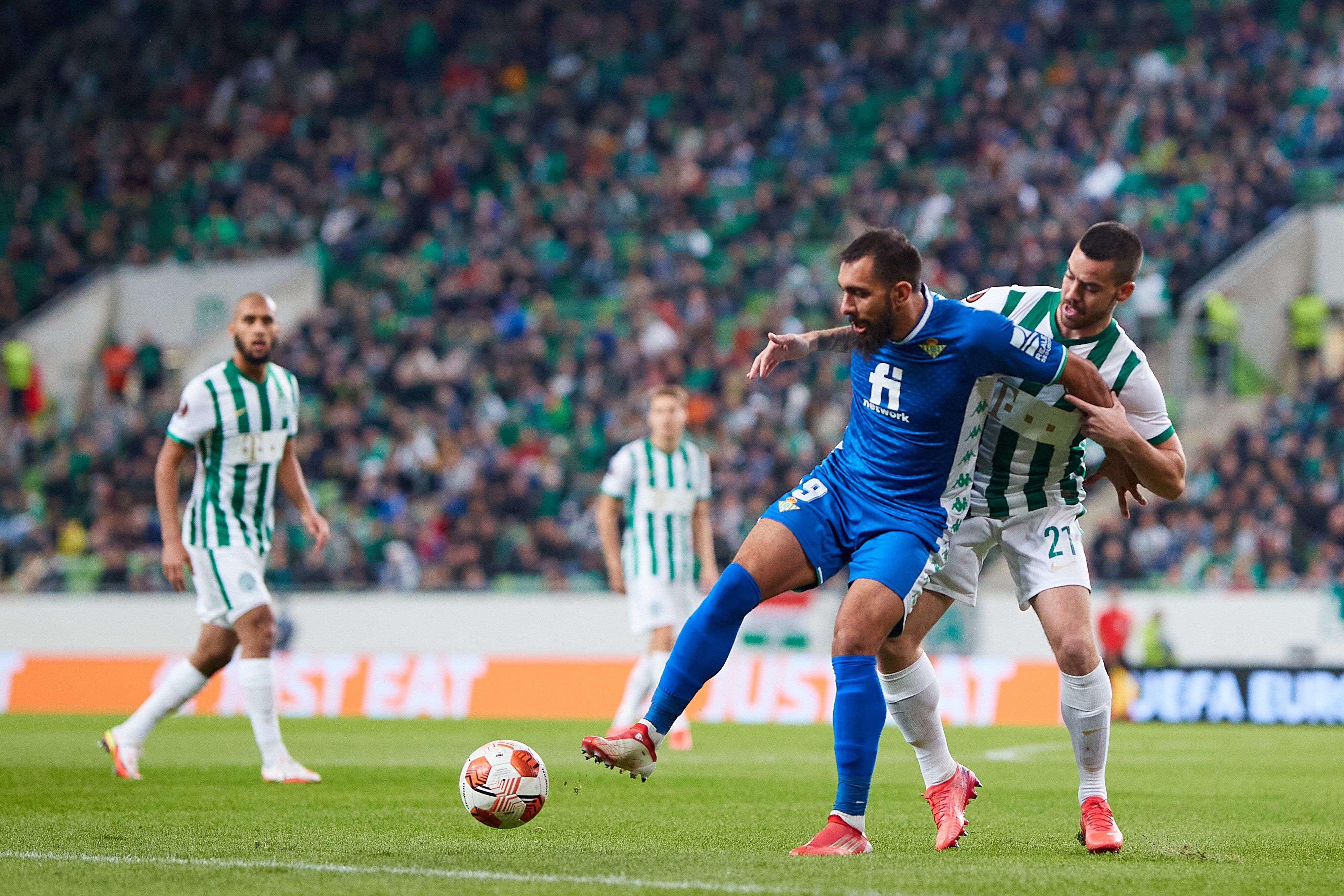  Borja Iglesias disputa un balón frente al Ferencvaros..