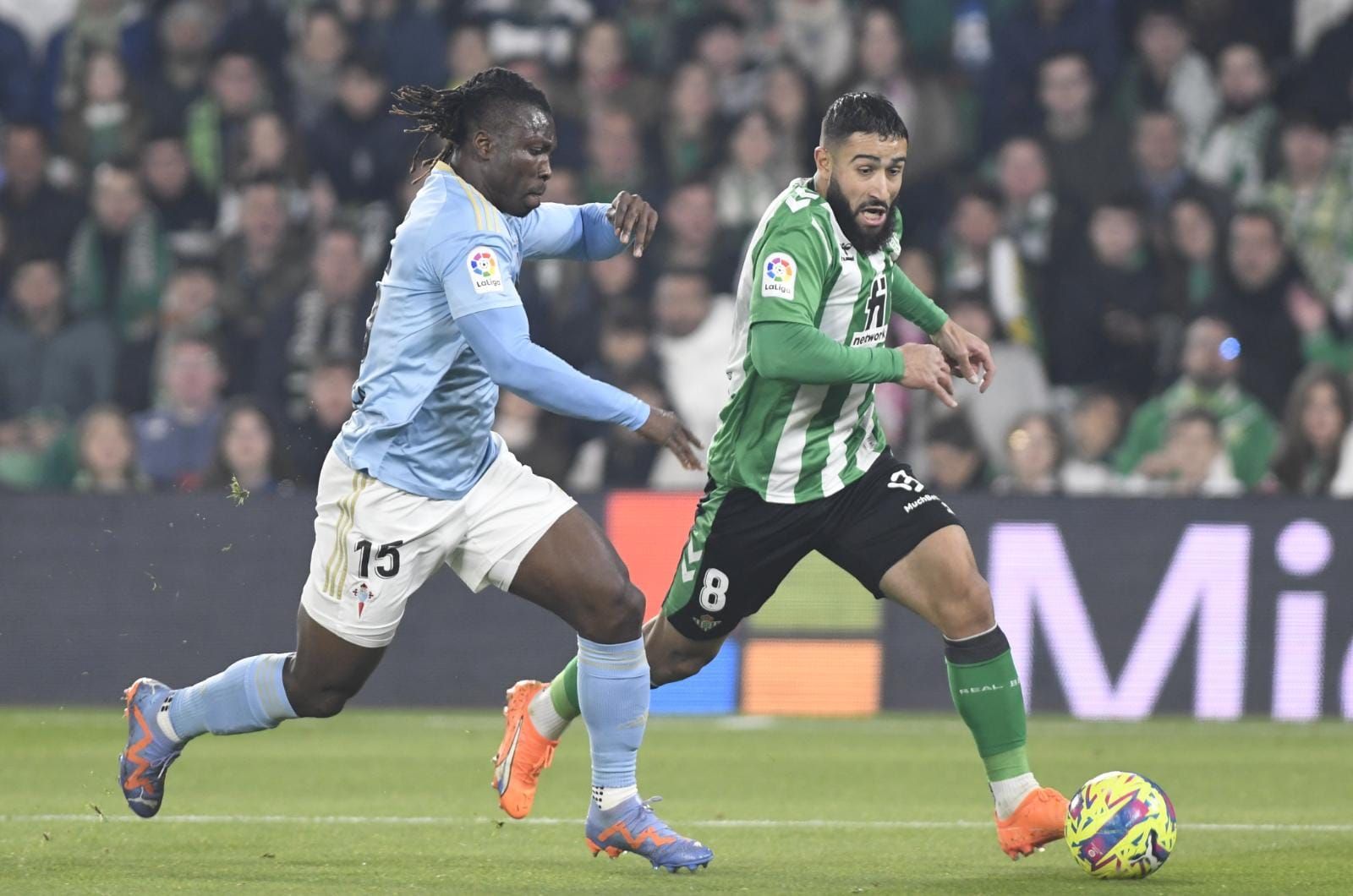 Nabil Fekir con la pelota