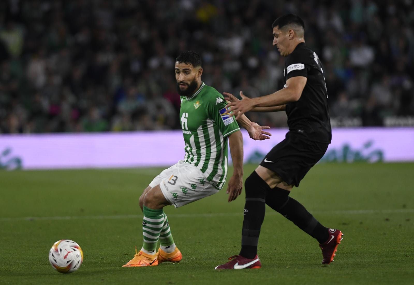  Nabil Fekir con la pelota