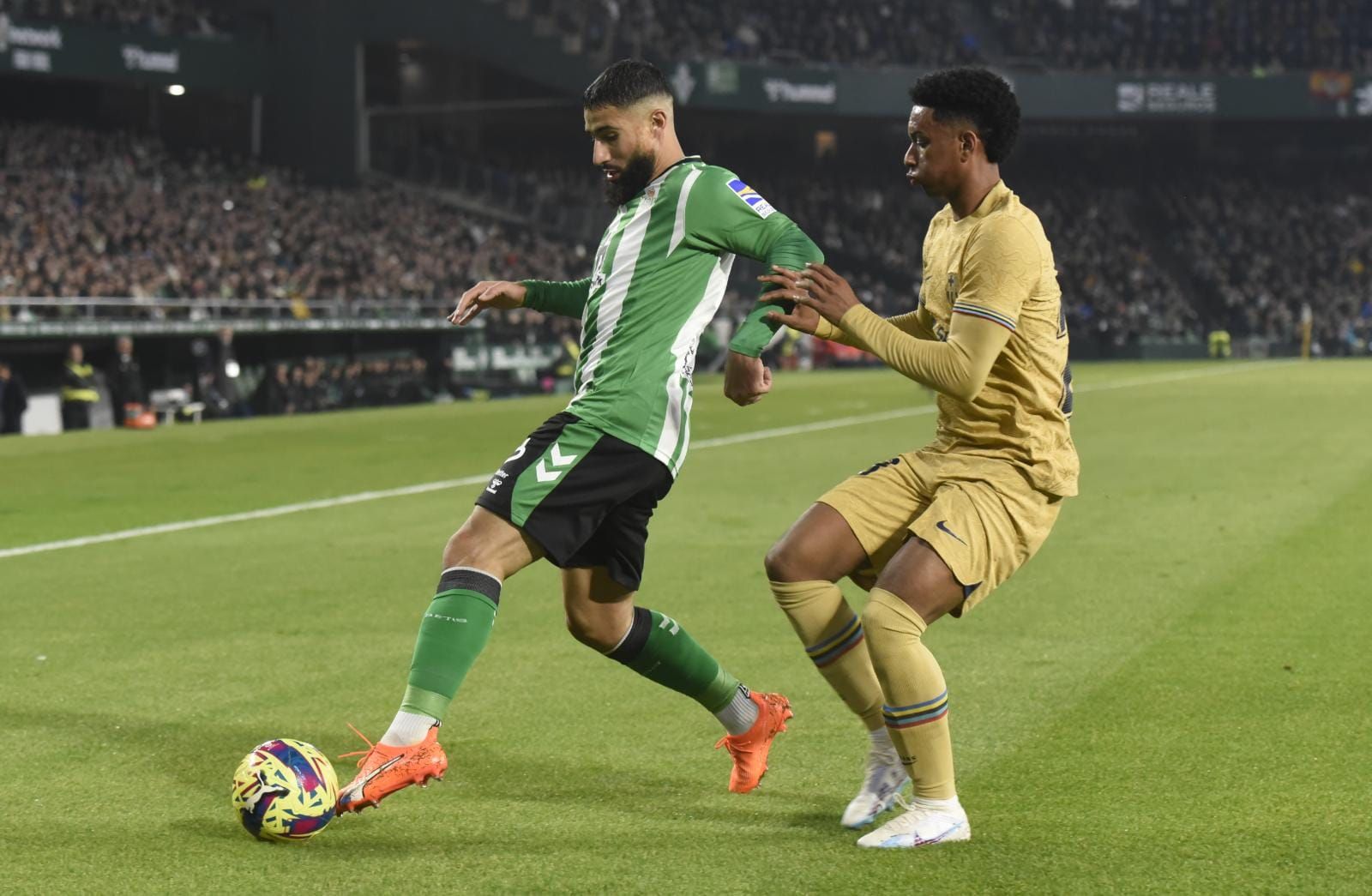 Nabil Fekir con la pelota.