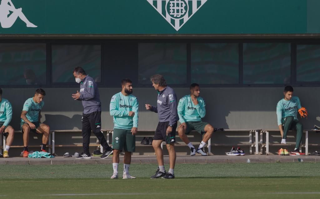 Fekir dialoga con Pellegrini.