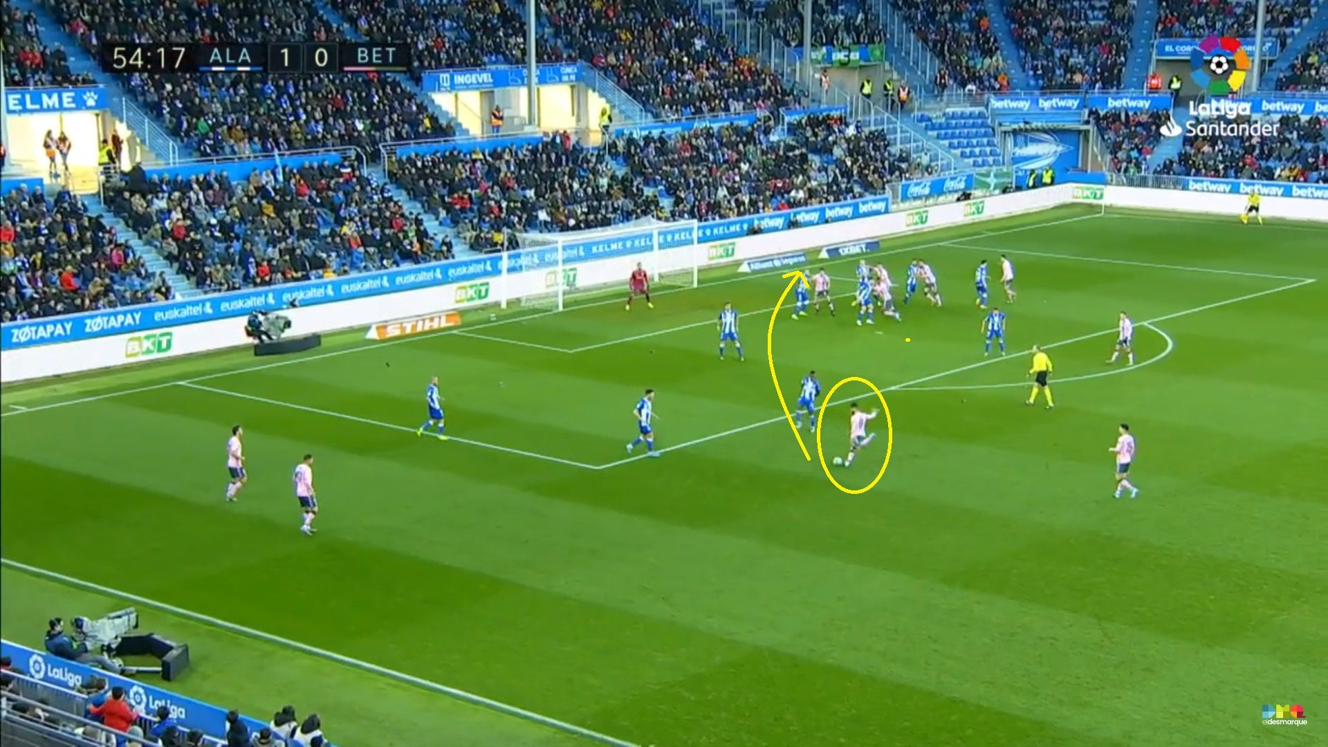 Fekir pone, desde una zona cercana al pico del área, un centro que terminará en gol de Emerson.