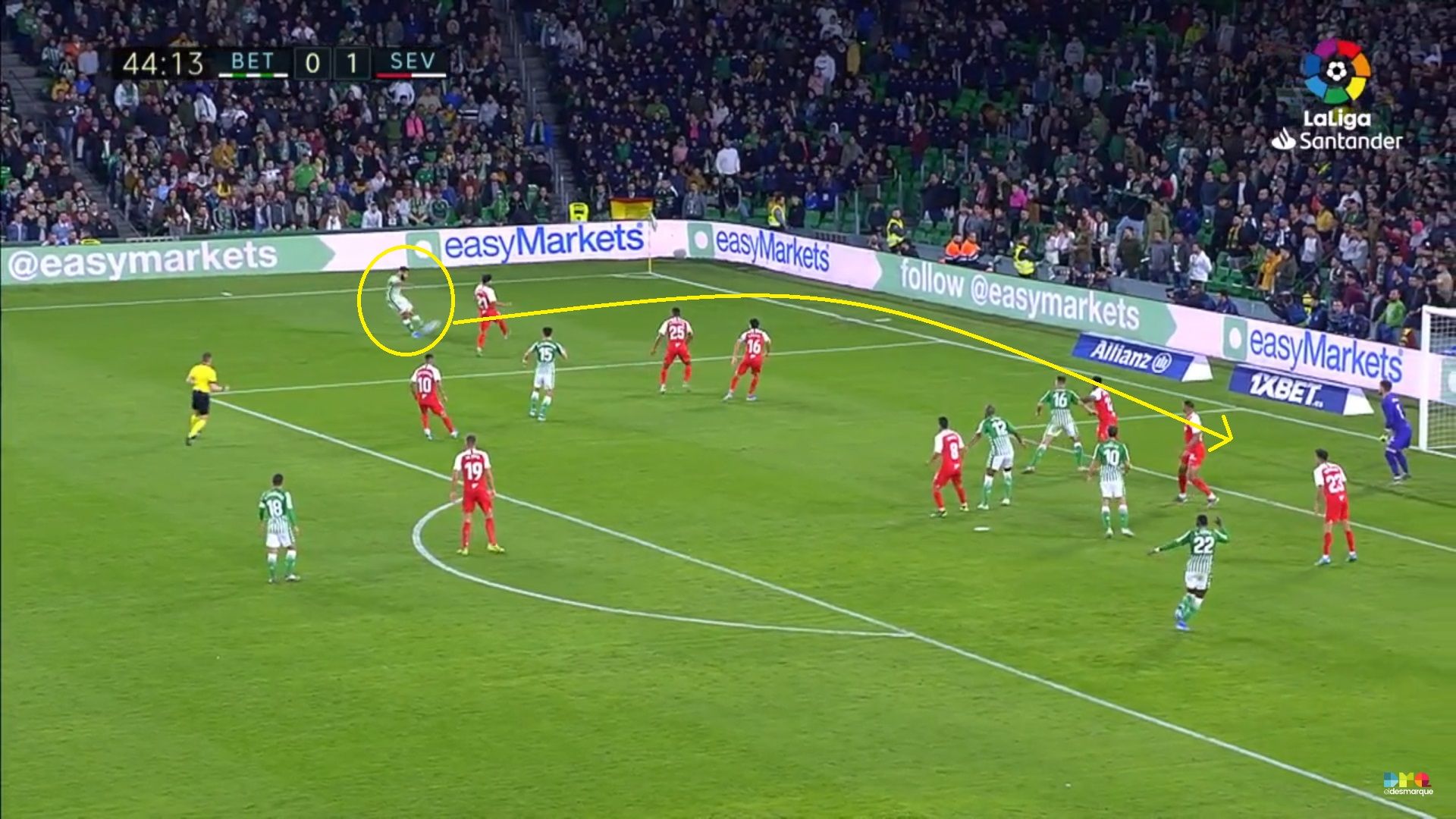 El galo centra desde la izquierda en una jugada del derbi en la que acabará marcando Loren.