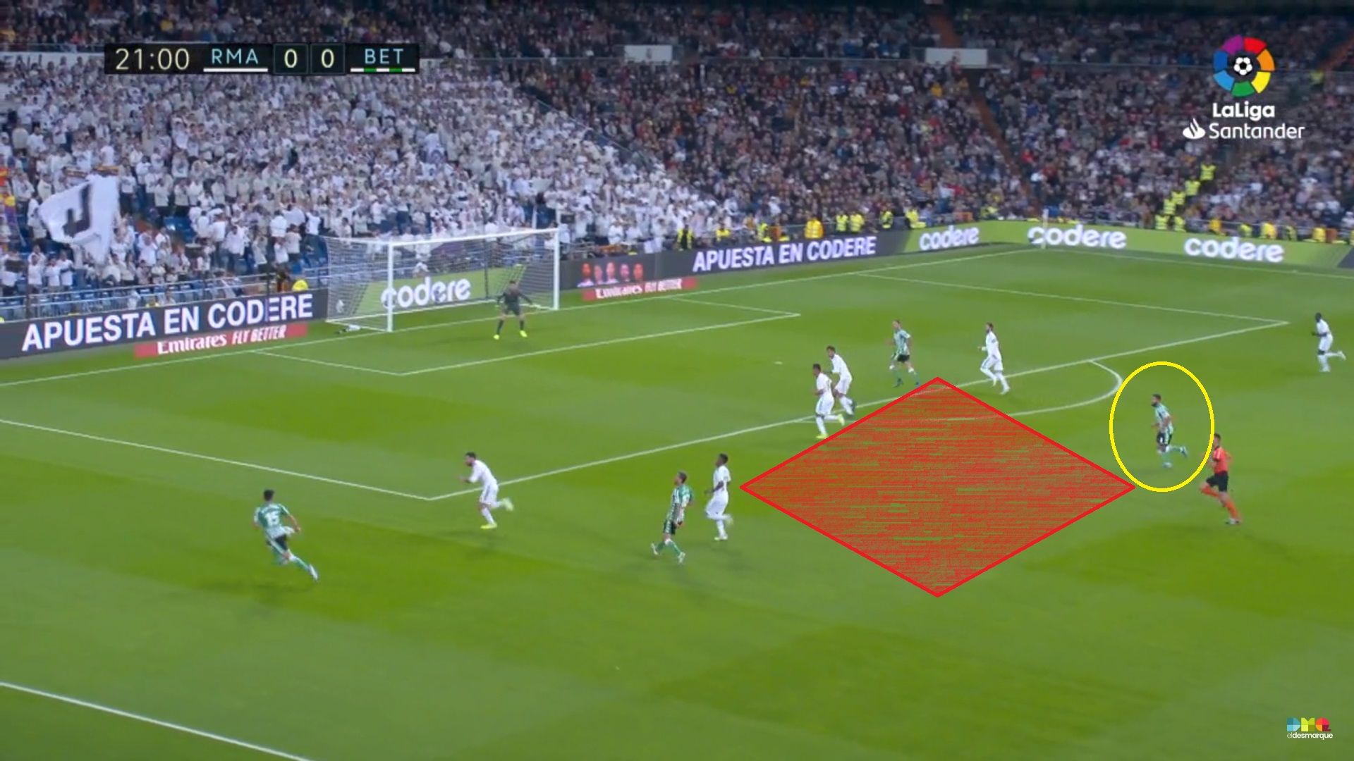 Mientras todos repliegan hacia el área, Fekir se despega y busca el espacio libre en la frontal.