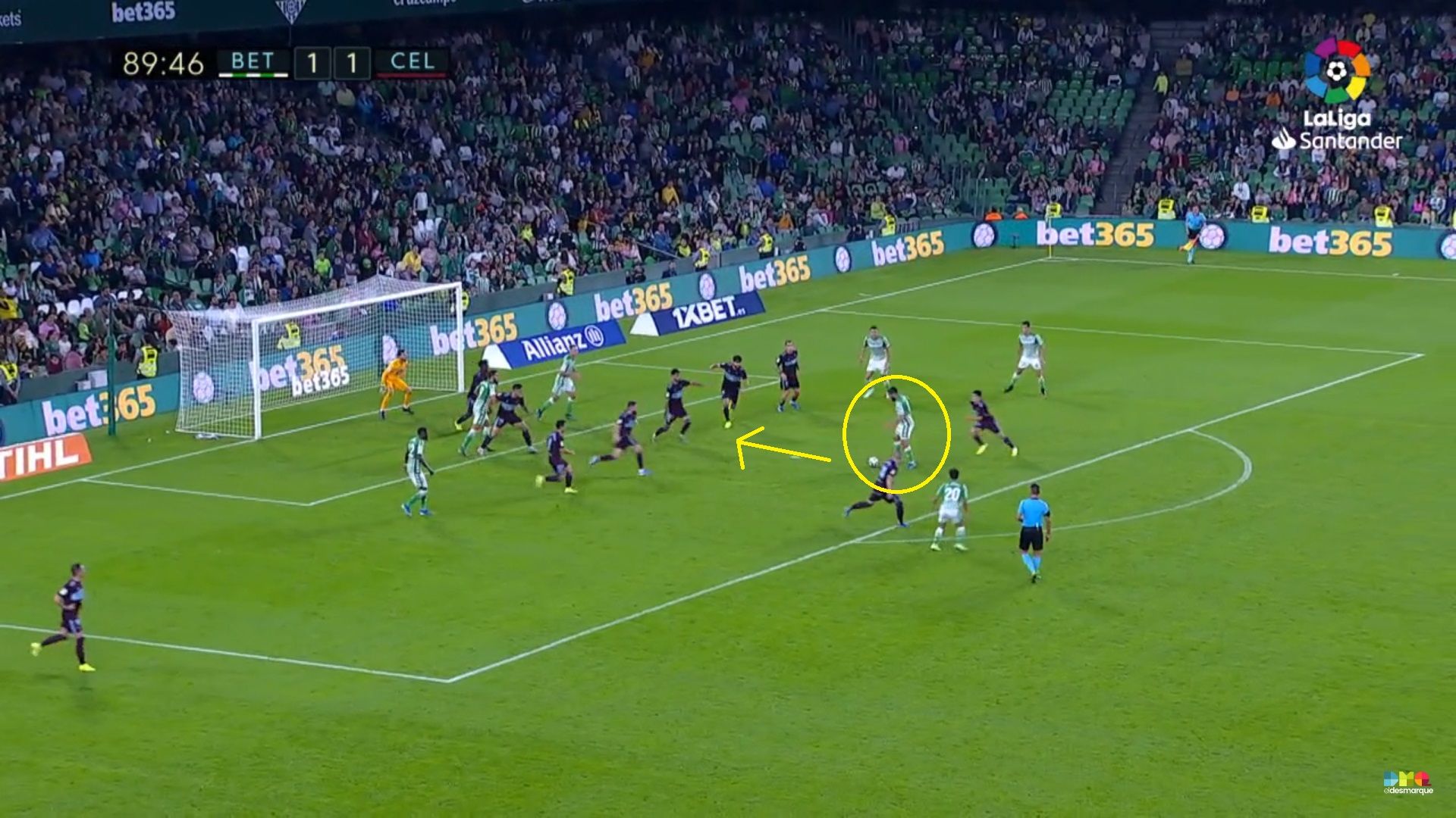 Nabil busca una posición ideal alejado de la zona de influencia en una jugada a balón parado.