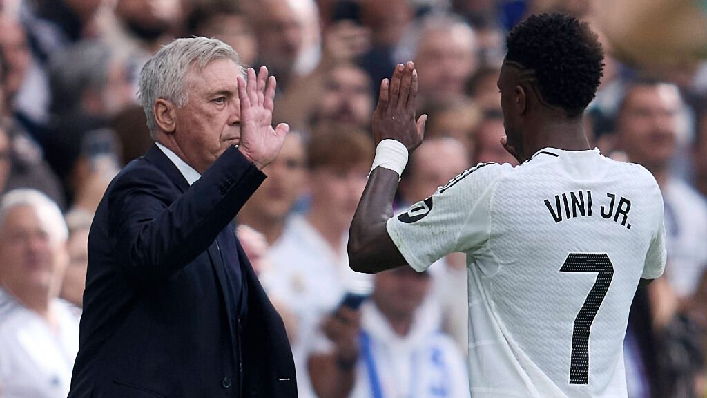  Ancelotti felicita a Vinicius tras un partido del Real Madrid (Cordon Press)
