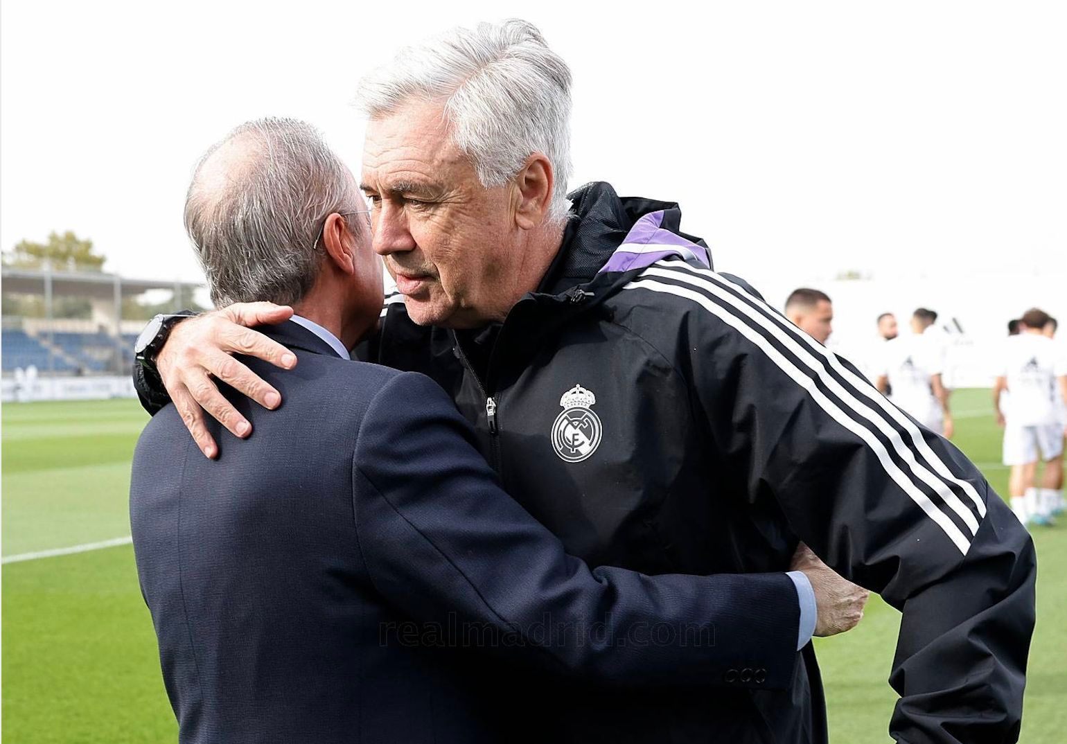  Florentino Pérez abraza a Carlo Ancelotti.