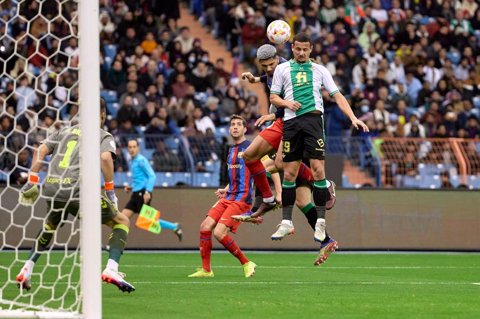 Luiz Felipe despeja un balón aéreo ante Araujo en el choque de la Supercopa.