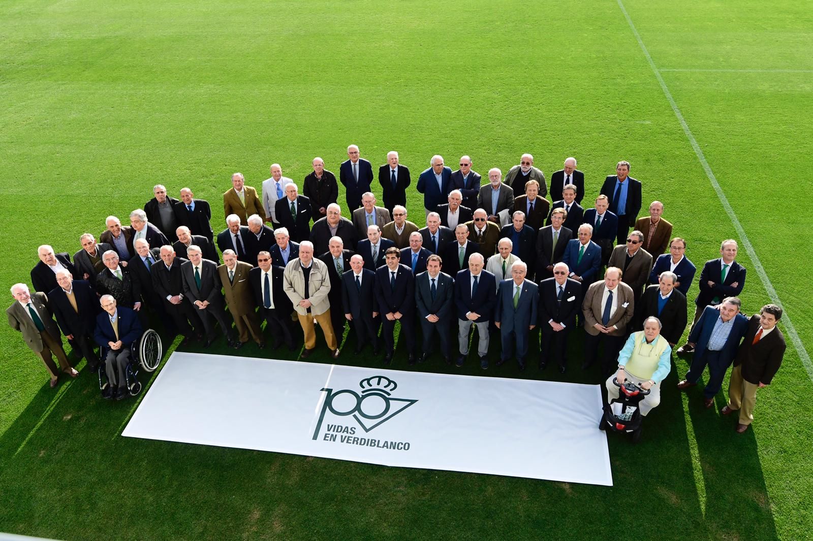 La fotos de familia de los socios más antiguos del Betis en el Benito Villamarín.