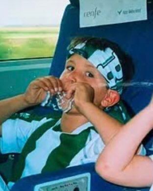  Juan Miranda, con una bandera del Betis