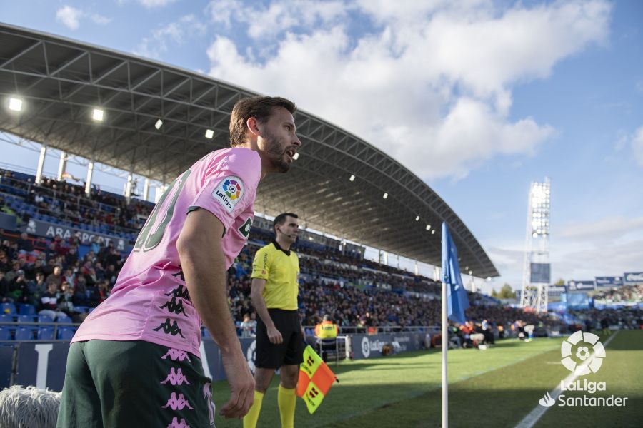  Sergio Canales antes de lanzar un córner.