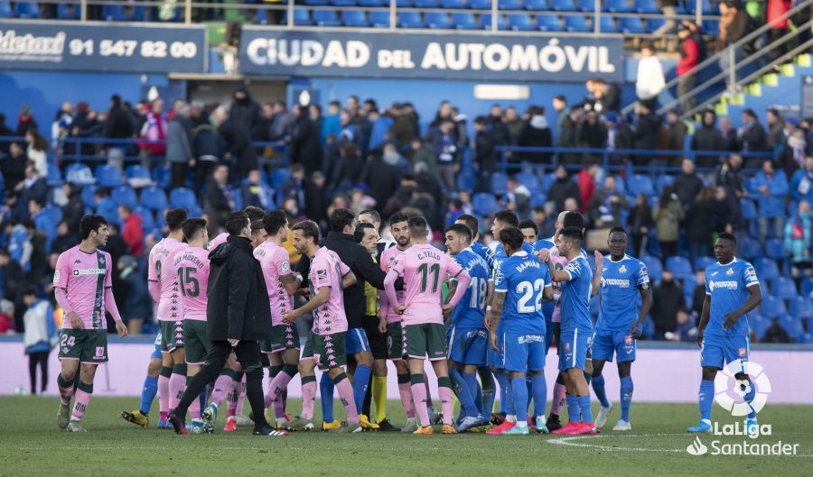  Los jugadores del Betis protestan tras el pitido final.