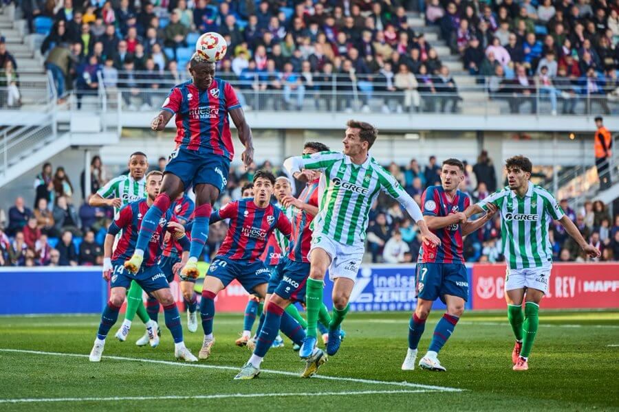  Diego Llorente, en el Huesca-Betis.