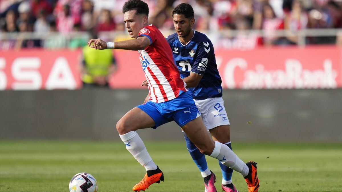  Ayoze persigue a Arnau en un lance del Girona-Betis.