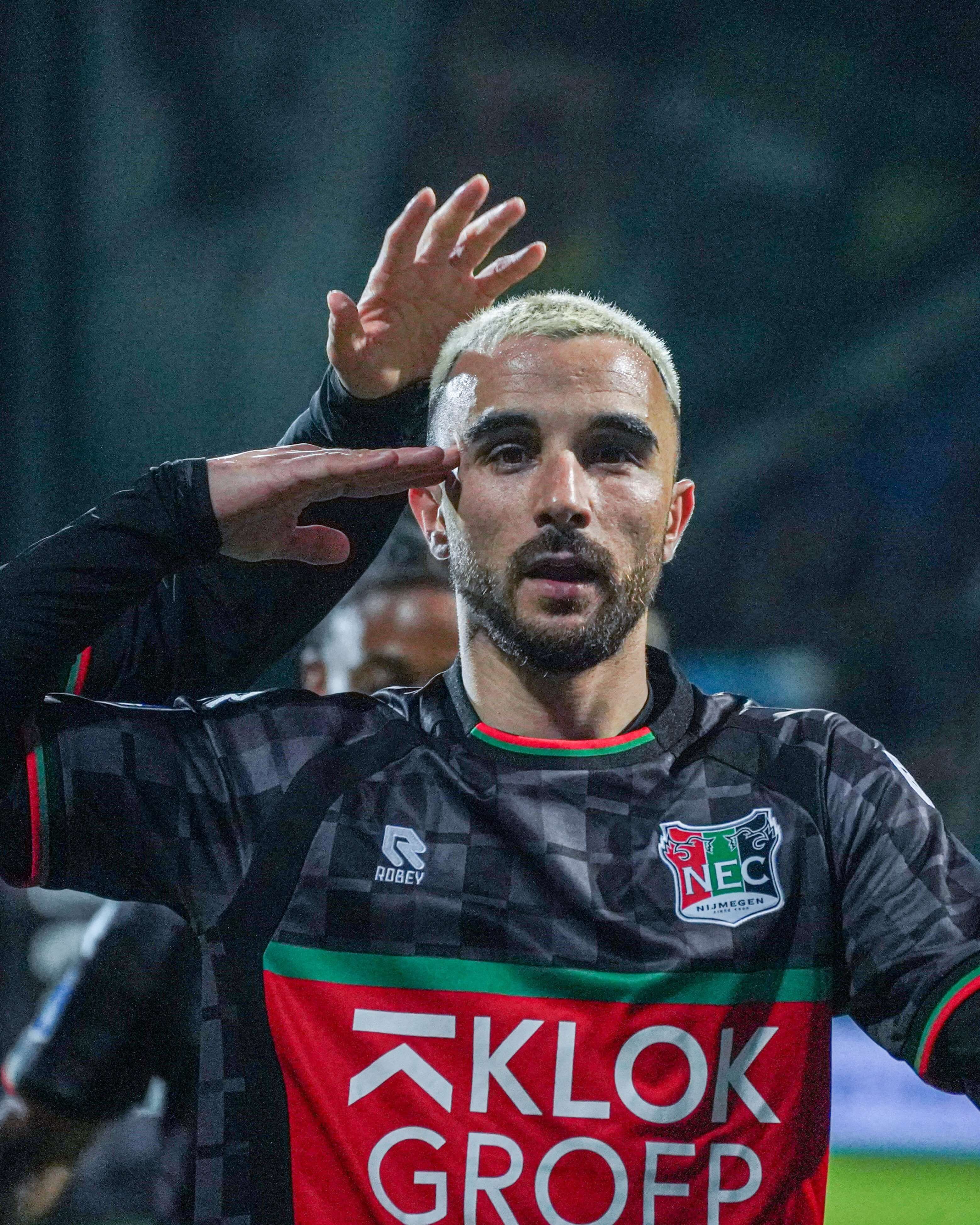  Rober González celebra su gol al Fortuna