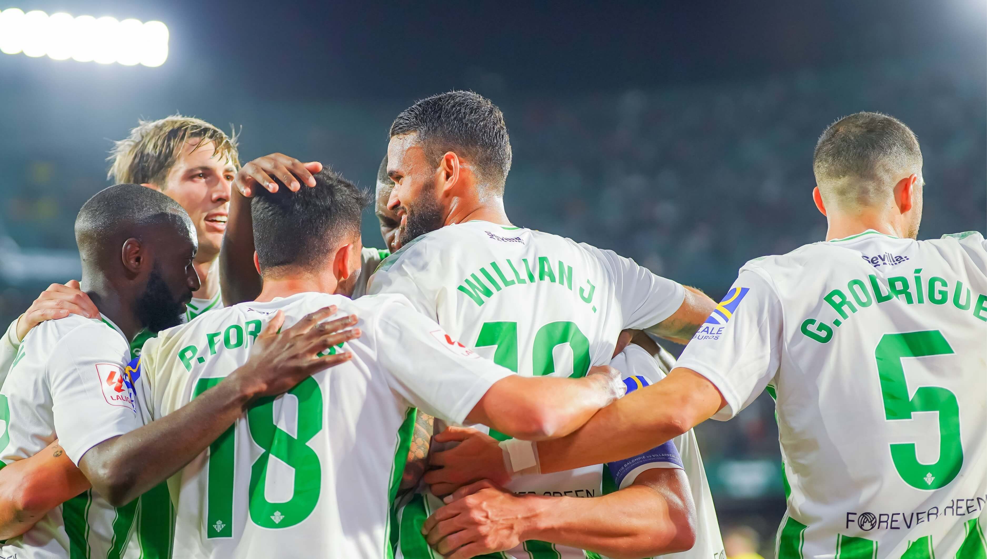Los jugadores del Betis celebran el gol de Willian José al Villarreal.