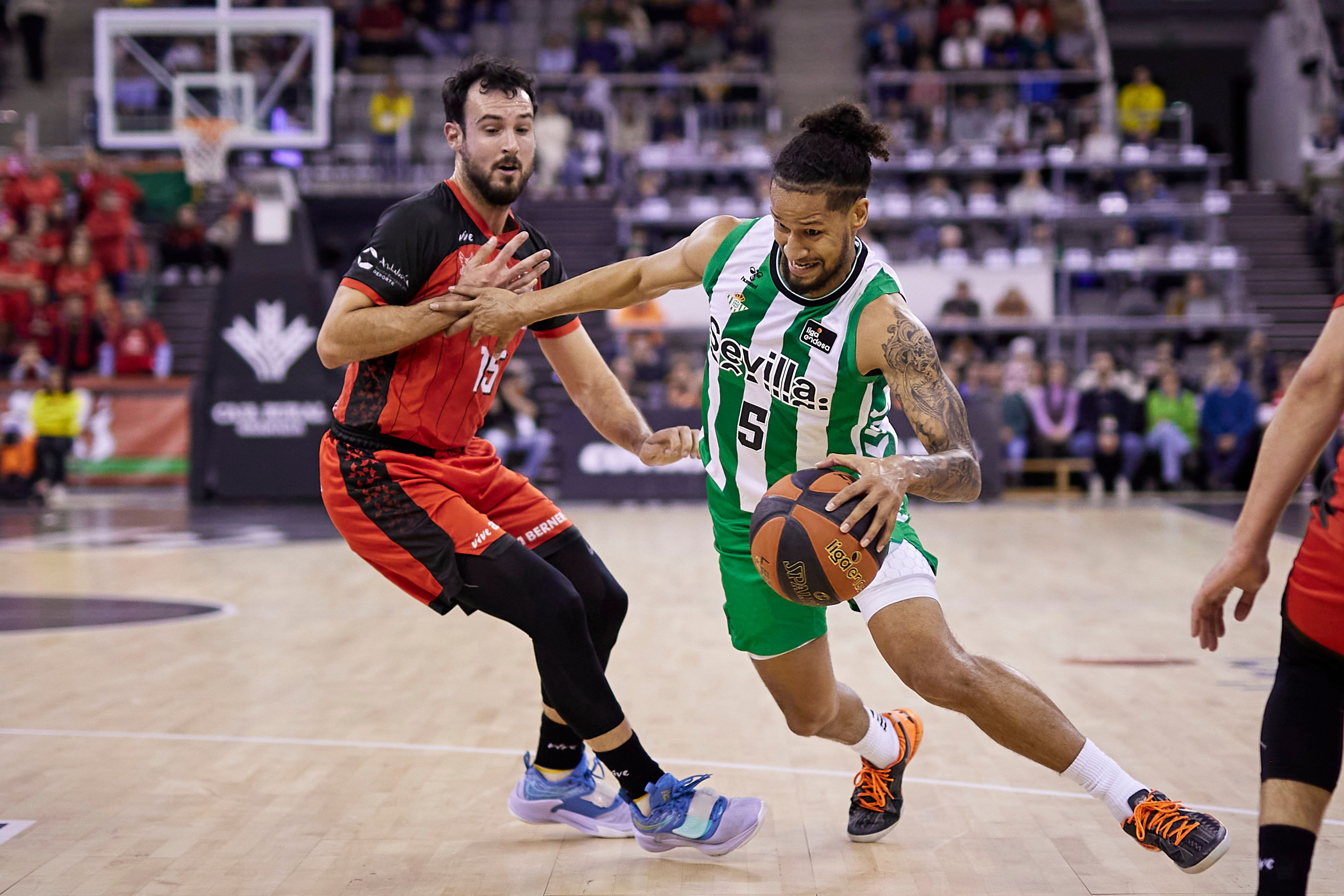 Una entrada a canasta de Hill durante el partido ante el Covirán Granada