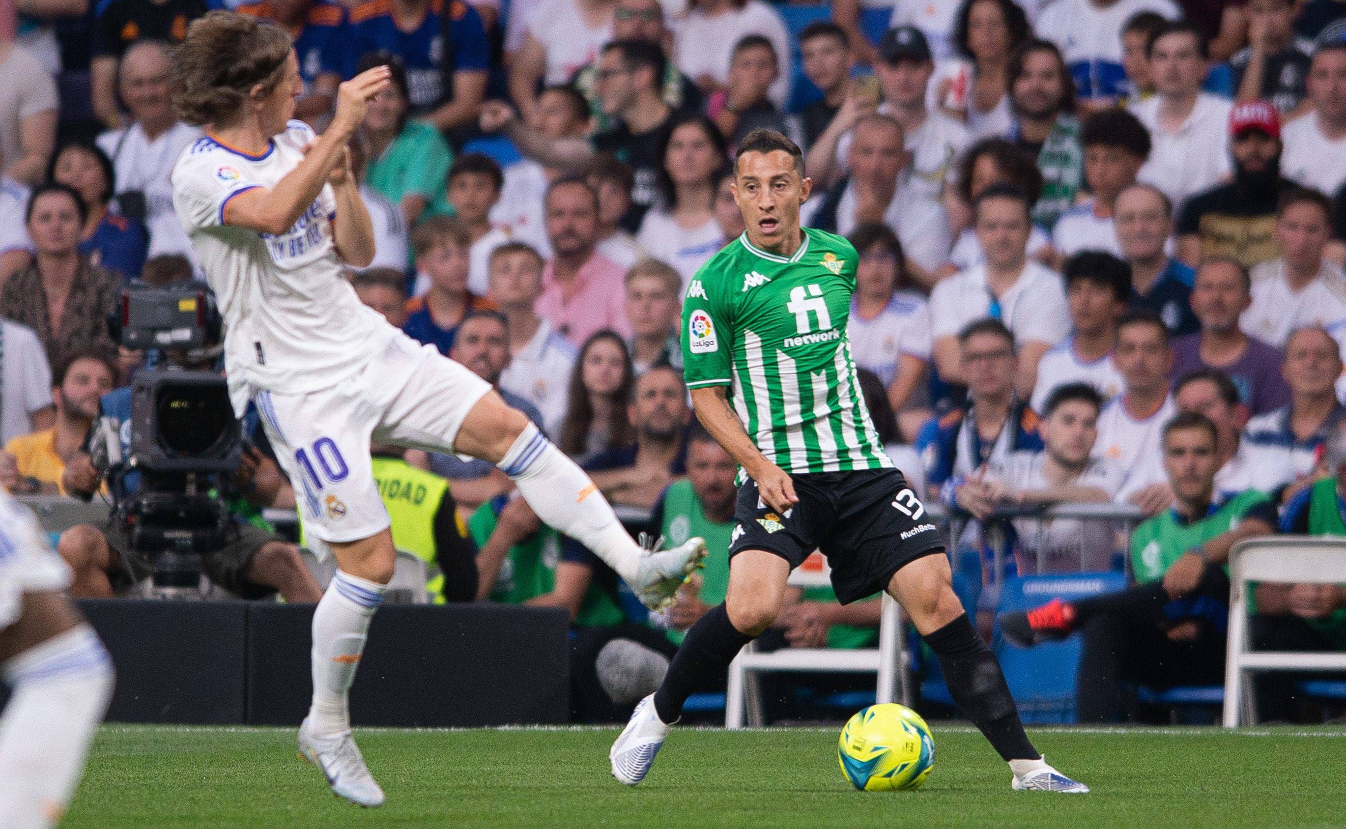 Guardado, con el balón ante Modric en el Real Madrid-Real Betis.