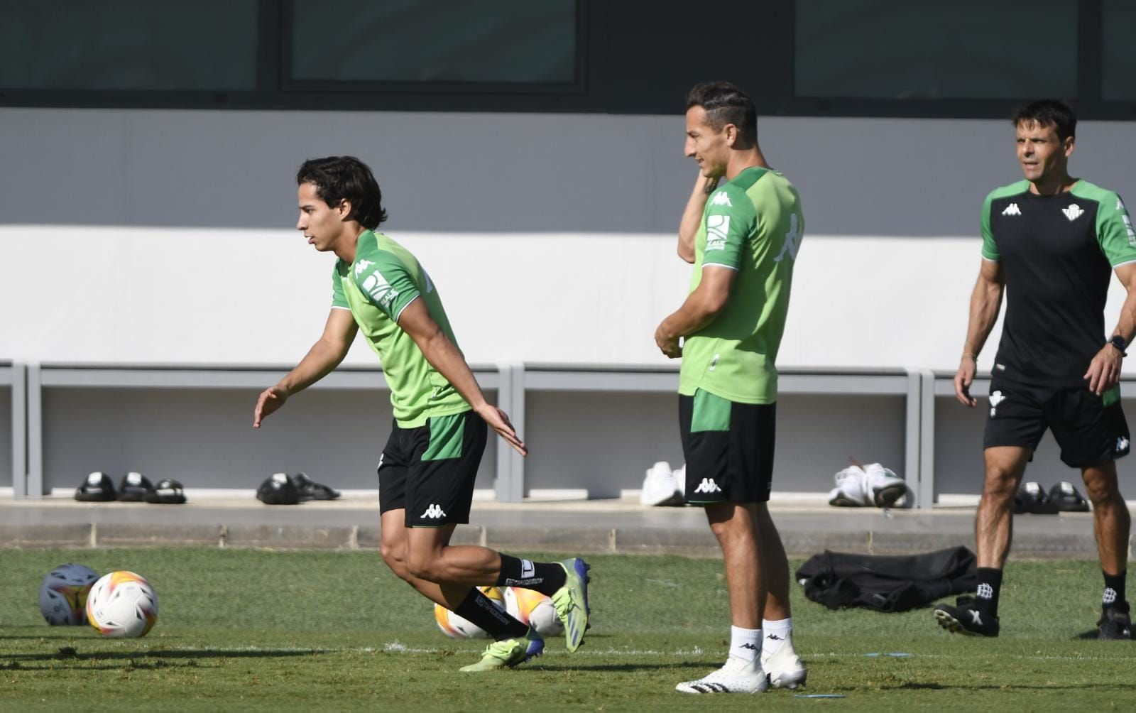 Guardado y Diego Lainez entrenan con el Real Betis. Foto: Kiko Hurtado