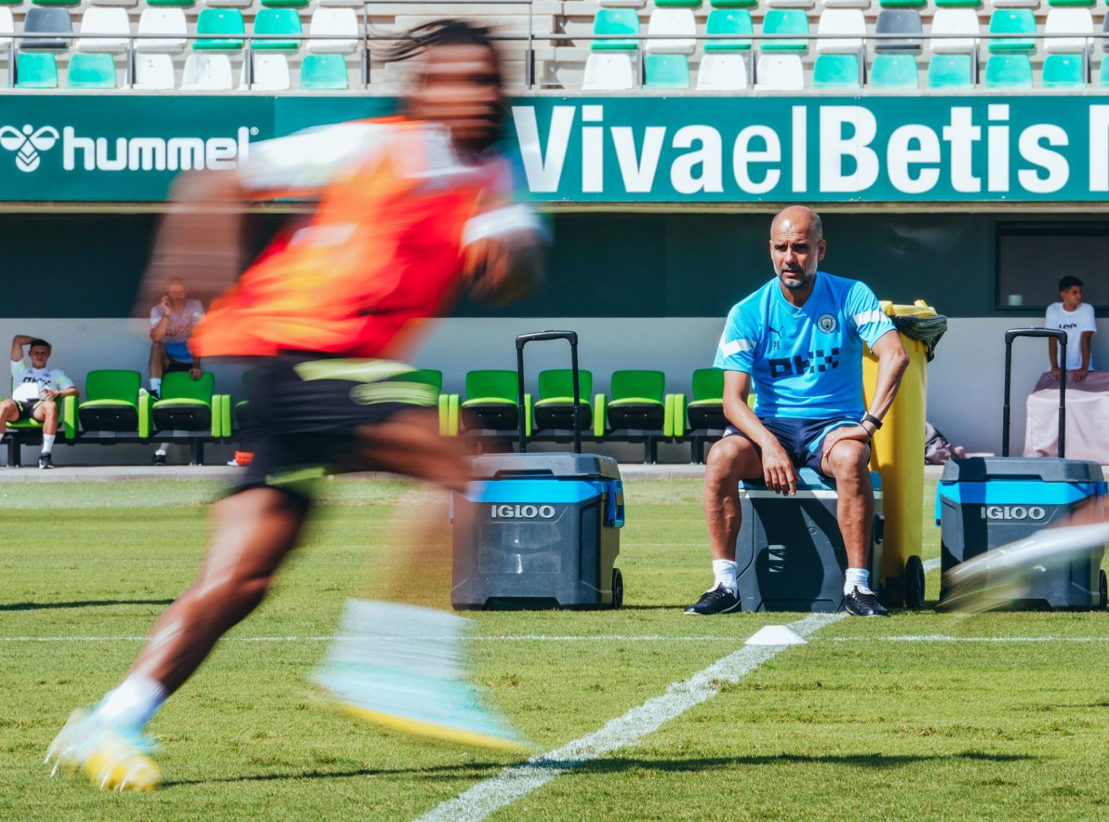  Guardiola, entrenando al Manchester City en la Ciudad Deportiva Luis del Sol.