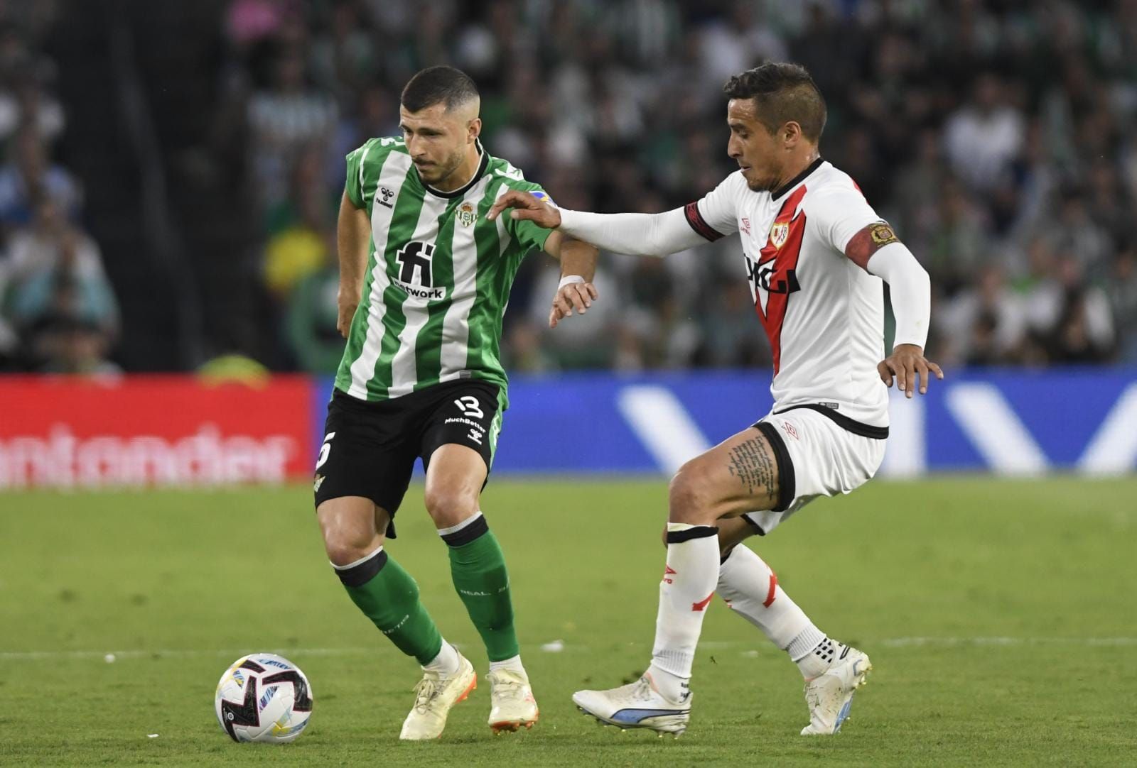  Guido Rodríguez con la pelota
