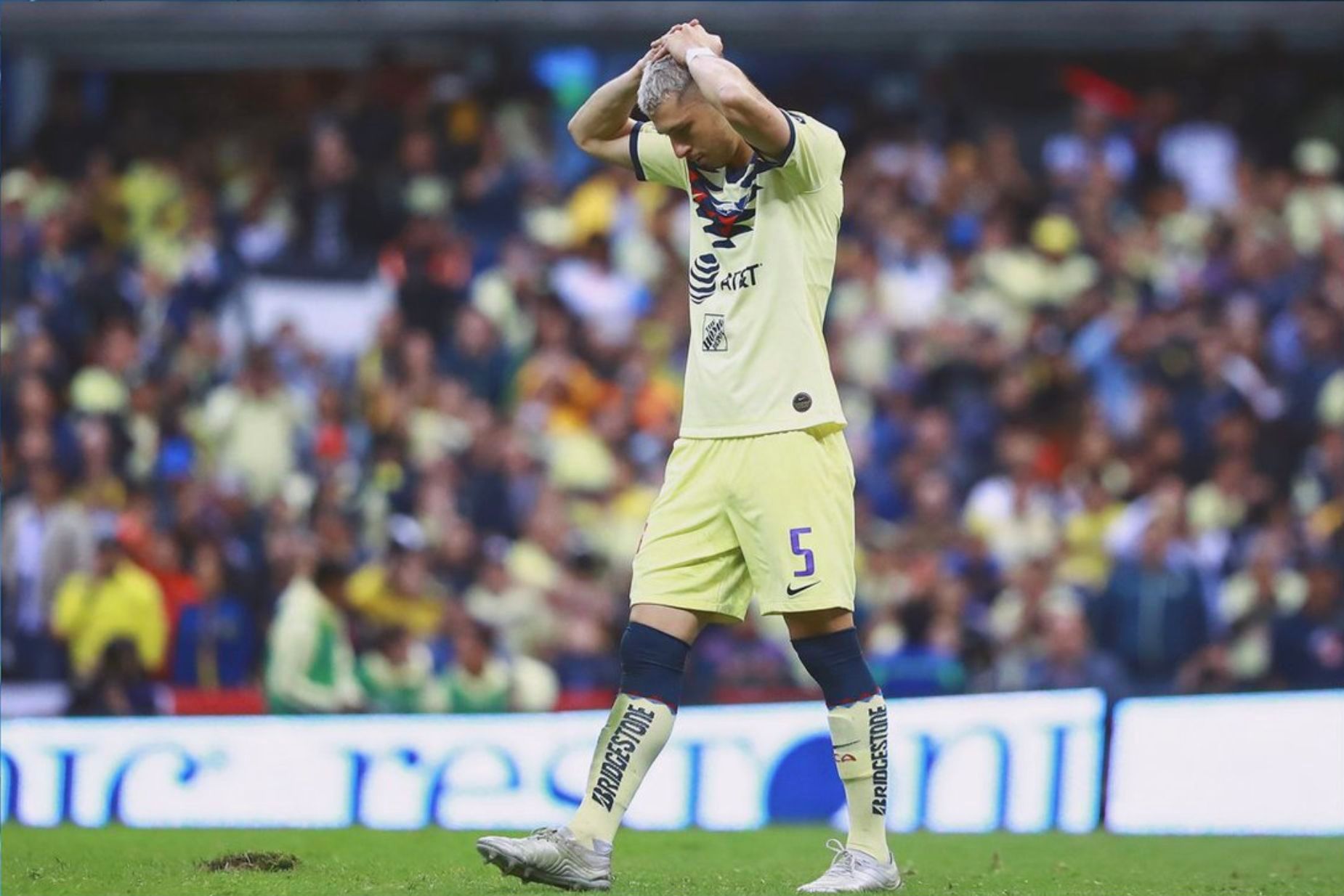 Guido Rodríguez se lamenta durante la final del torneo Apertura 2019 del fútbol mexicano entre el América y Rayados de Monterrey.