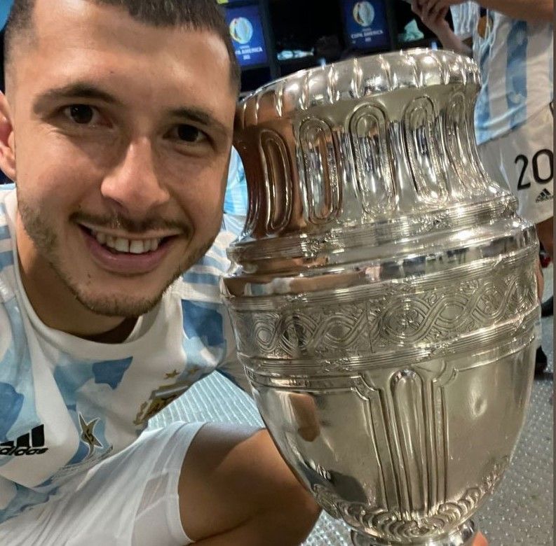  Guido Rodríguez, jugador del Betis, posa con la Copa América.